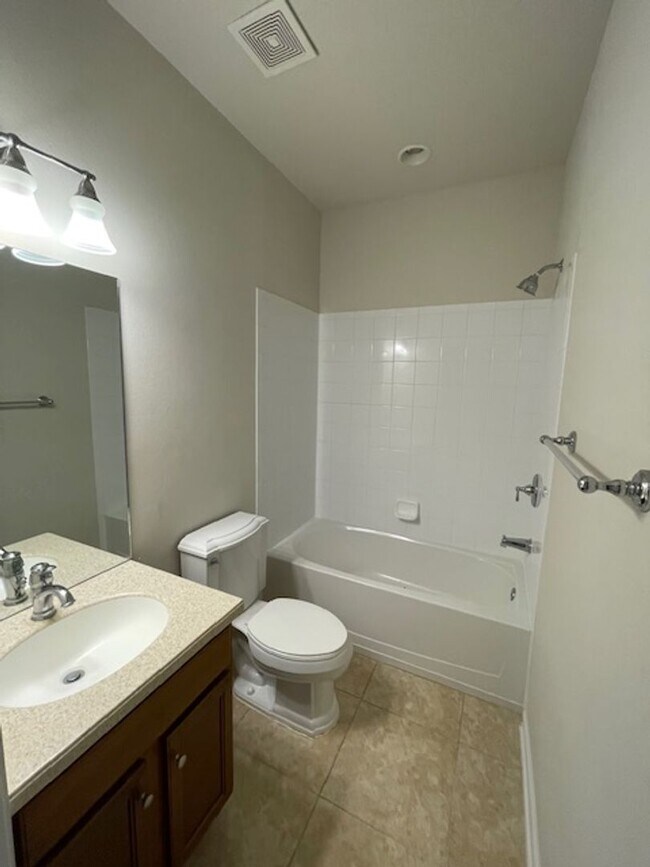 Building Photo - Midtowne