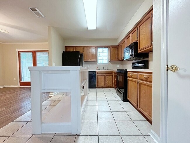 Building Photo - 3 Bedroom Townhouse off Jefferson Hwy near...