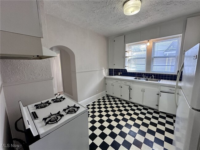 Building Photo - 349 Cloverdale Ave