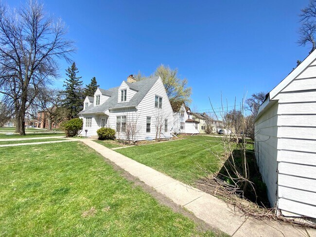 Building Photo - Stunning Historic 4 Bed Home Near NDSU