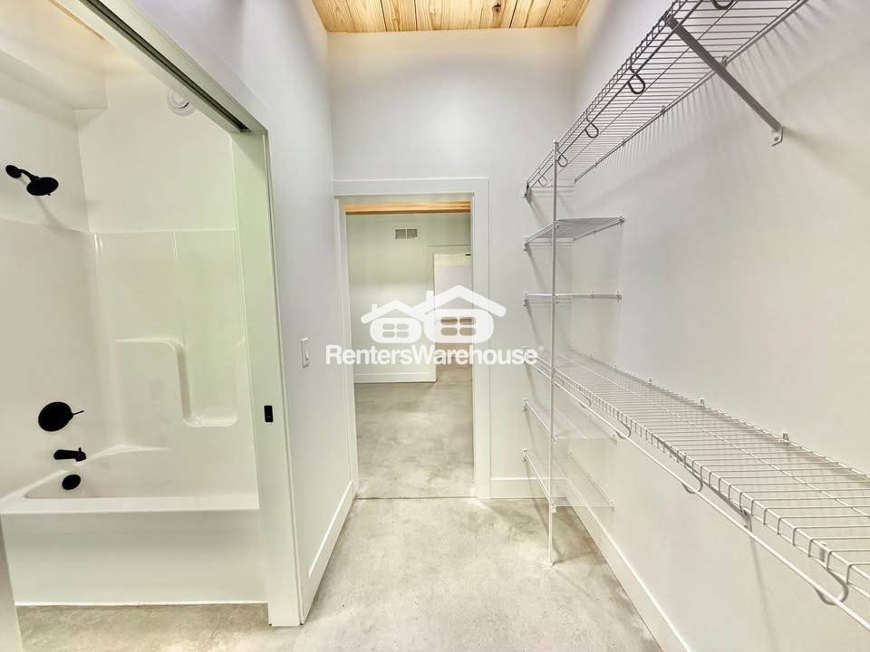 Building Photo - 2701 Ingersoll Ave