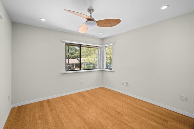 Building Photo - 805 Cumberland Rd