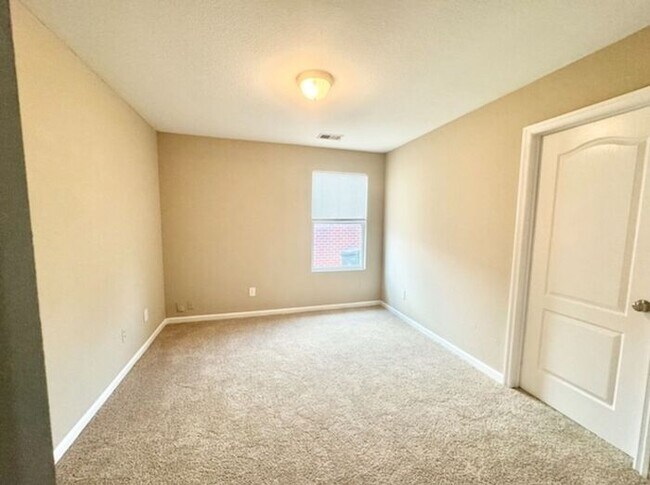 Building Photo - Fabulous home with FENCED YARD
