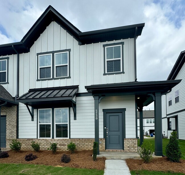 Building Photo - Beautiful 3BR/2BA w/ Office Townhouse in P...
