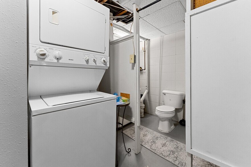 Building Photo - 1304 E Sylvan Cir