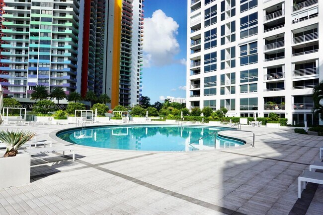 Building Photo - 1541 Brickell Ave