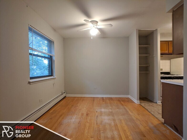 Building Photo - 510 W Briar Pl