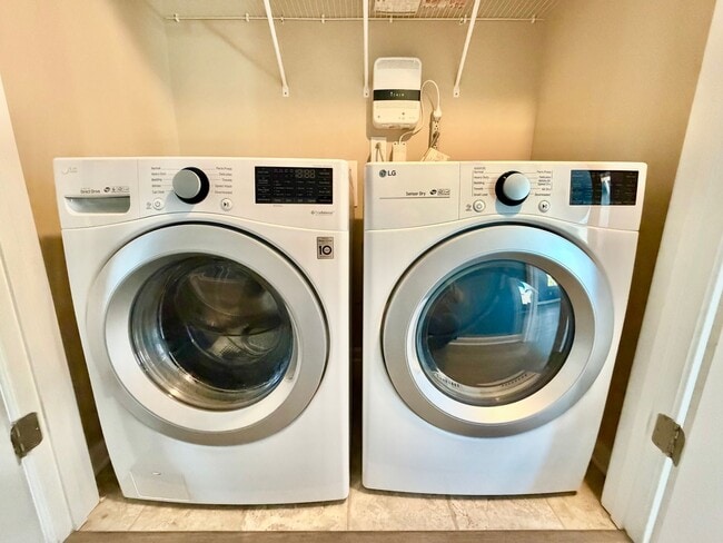 Building Photo - Updated 3BR Townhome | Community Pool, Gym, Pickleball, & Tennis Courts | Easy RTP Access