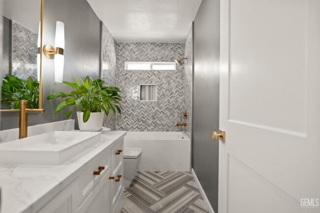 Building Photo - Upgraded 3 Bed 2 Bath in NE Bakersfield