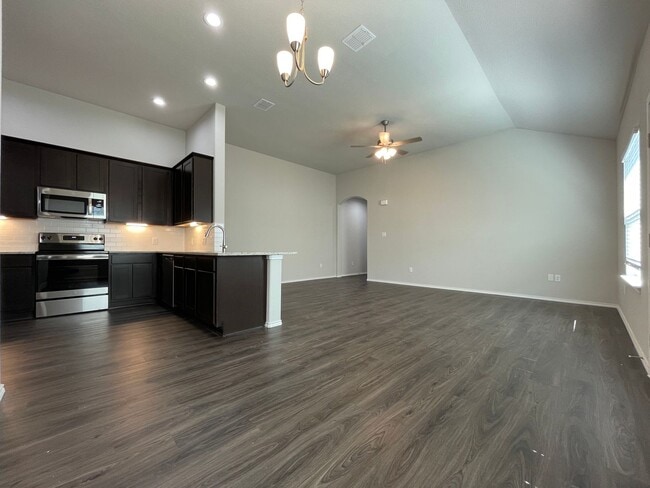 Building Photo - TOWNHOME FOR RENT