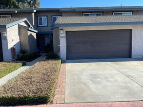 Building Photo - 20130 Village Green Dr