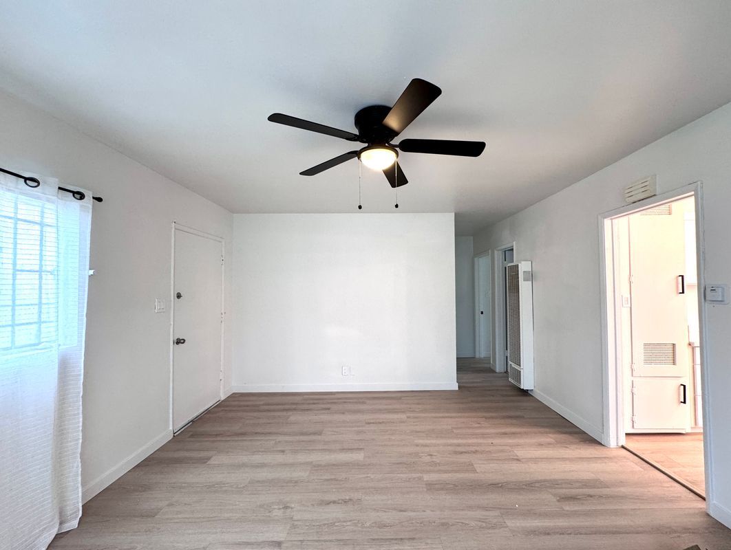 Building Photo - 1540 W 60th St