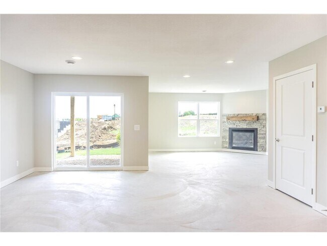 Building Photo - 717 Winterberry Ln