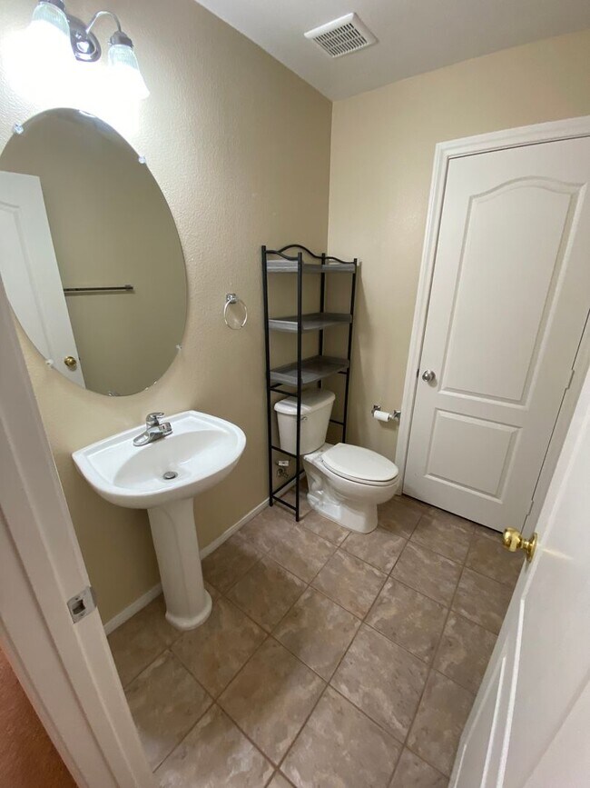 Building Photo - Wonderful 3 bed/2.5 bath home located in Summerlin