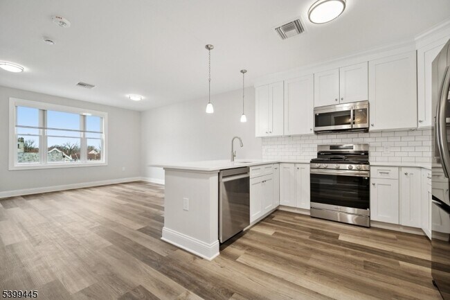 Building Photo - 246 Main St