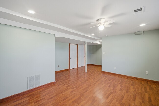 Building Photo - 4611 W Shore Dr