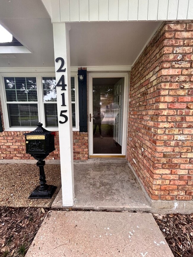 Building Photo - Newly Remodeled Home in the Heart of Baton...