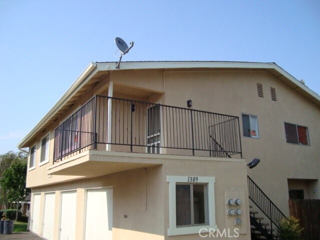 Building Photo - 1309 Vía Santiago