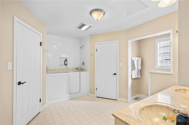Building Photo - 6037 Country Club Dr