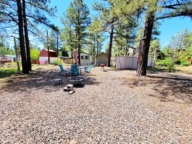 Building Photo - 3 Bedroom 2 Bath in Munds Park with AC!