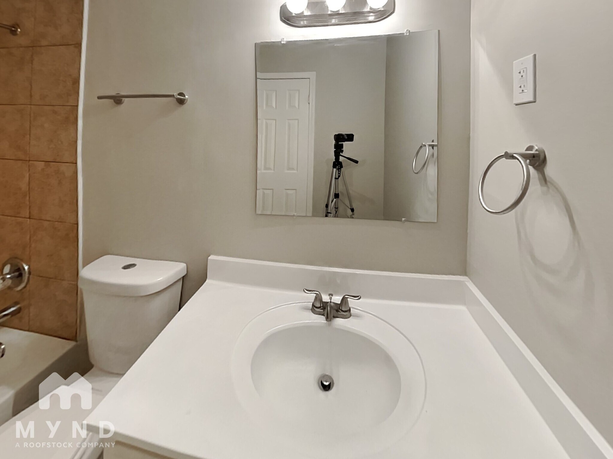 Building Photo - 5867 Willow Springs Dr