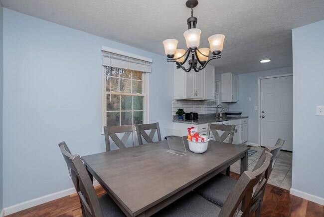 Building Photo - Inviting home with private fenced yard for pets