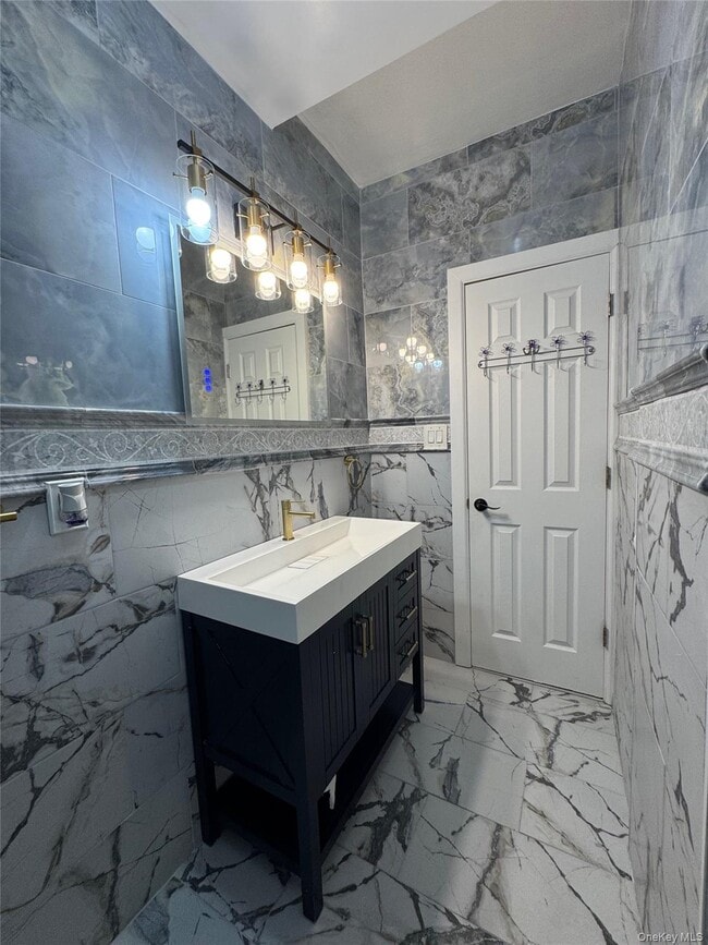 Building Photo - 861 E 215th St