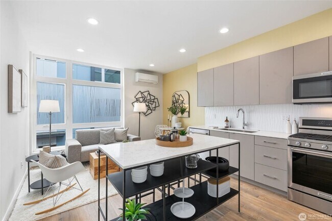Building Photo - 2Bd/2Ba Seattle Townhouse