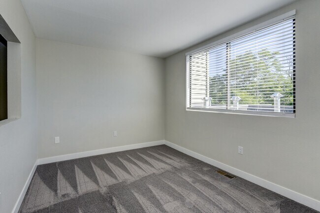 Building Photo - PRICE DROP!!!!! 2 Bedroom Condo in Great Location with Pool and Underground Parking!!