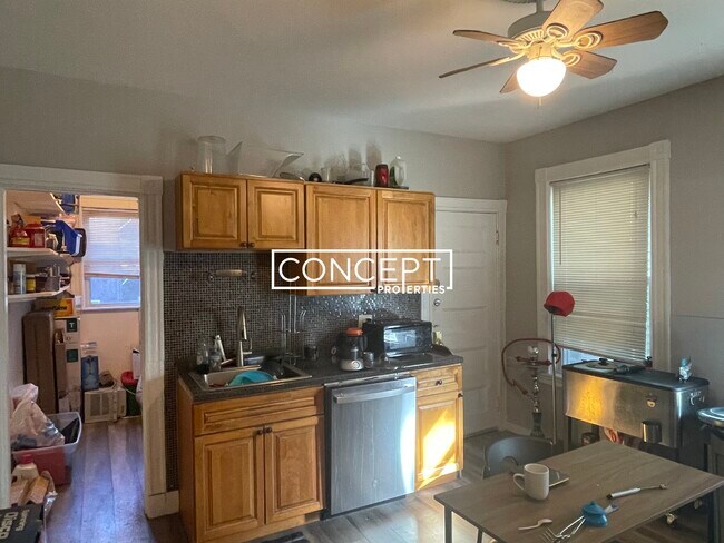 Building Photo - 65 Hillside St