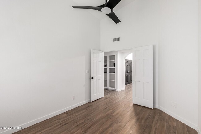 Building Photo - 5247 E Paradise Ln