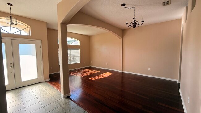 Building Photo - 10 Zebrawood Ct