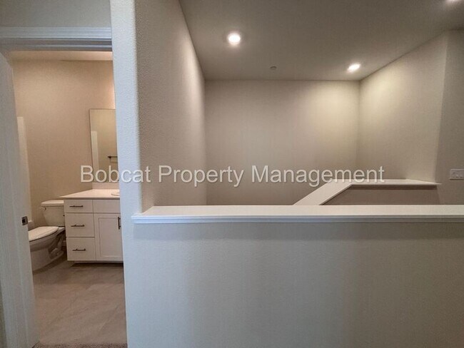 Building Photo - 852 Furlong Dr