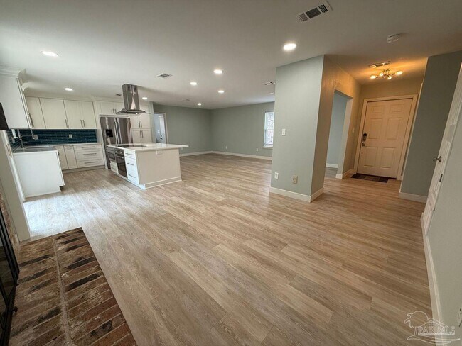 Building Photo - 420 Dolphin St