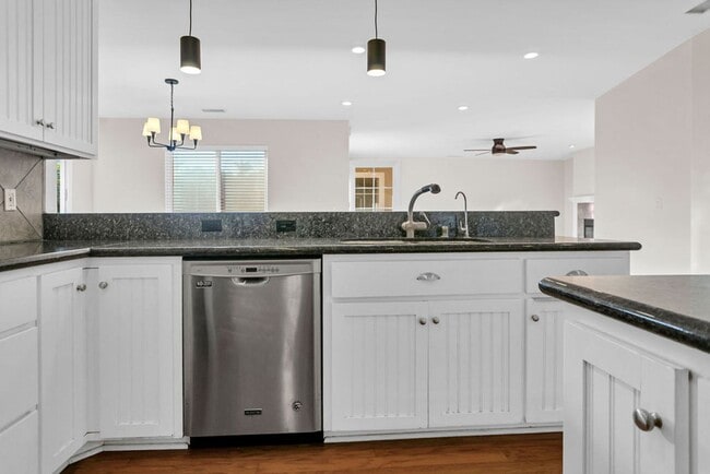Building Photo - Beautiful detached home in Pacific Beach! ...