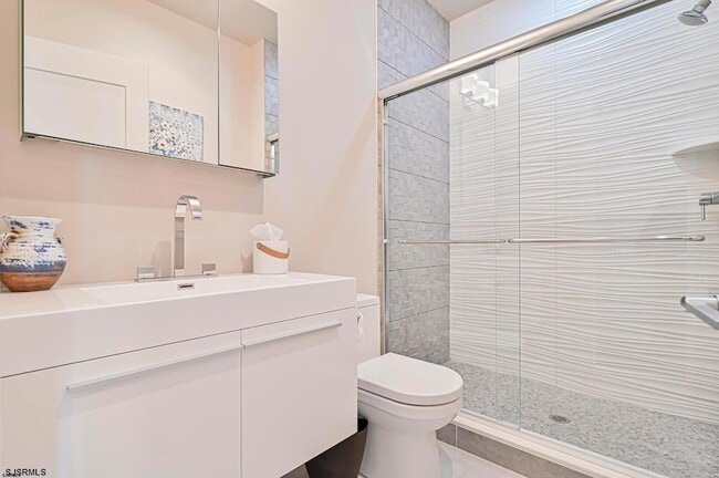 Building Photo - 112 S Weymouth Ave