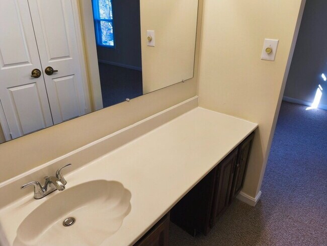 Building Photo - Charming Fair Woods Townhome Awaits