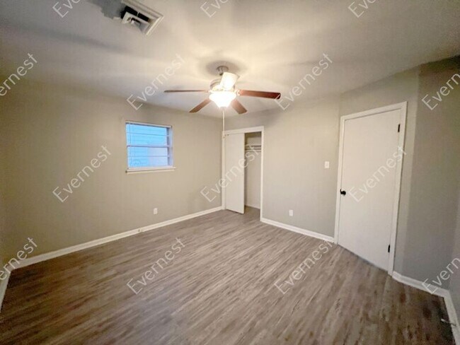 Building Photo - 7809 Bradley Dr