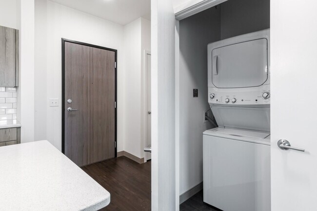 Building Photo - 2420 E Capitol Dr