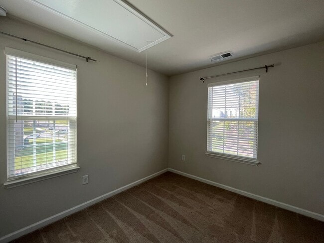 Building Photo - Amazing 3BD, 2.5BA End-Unit Townhome with 4th Bonus Room in the Heart of Durham