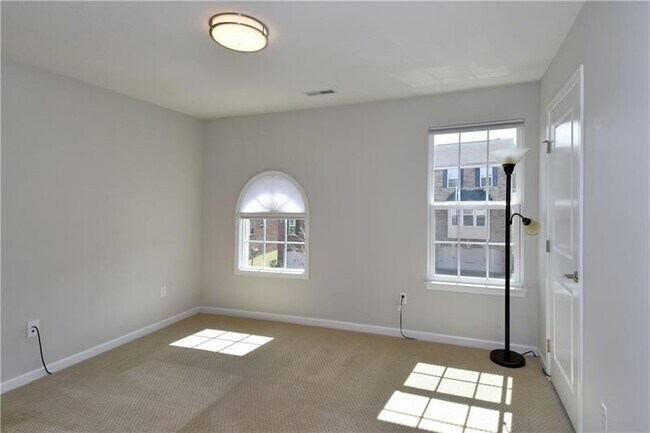 Building Photo - 616 Edison Dr