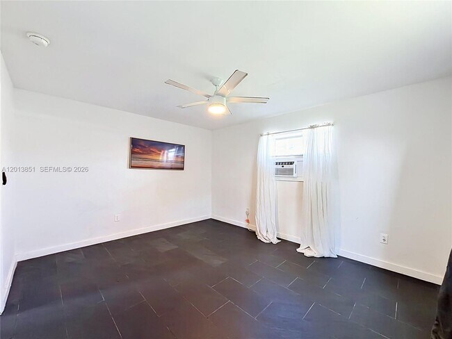 Building Photo - 391 NE 42nd Ct
