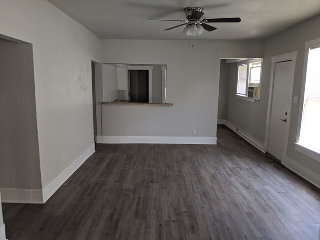 Building Photo - W Arlington Ave- Duplex