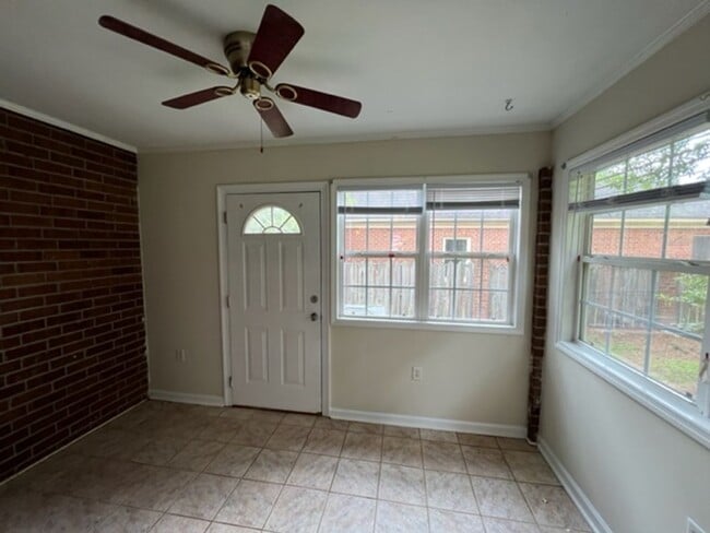Building Photo - 6 Somerset Townhouse