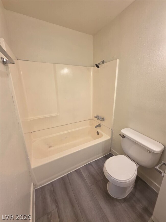 Building Photo - 1121 E Desert Inn Rd