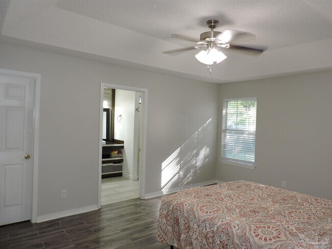 Building Photo - 2541 Gulf Breeze Ave