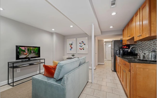 Building Photo - 4 bed 3.5 bath. Parking! Pets Welcome!
