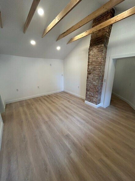 Building Photo - 92 5th Ave NW