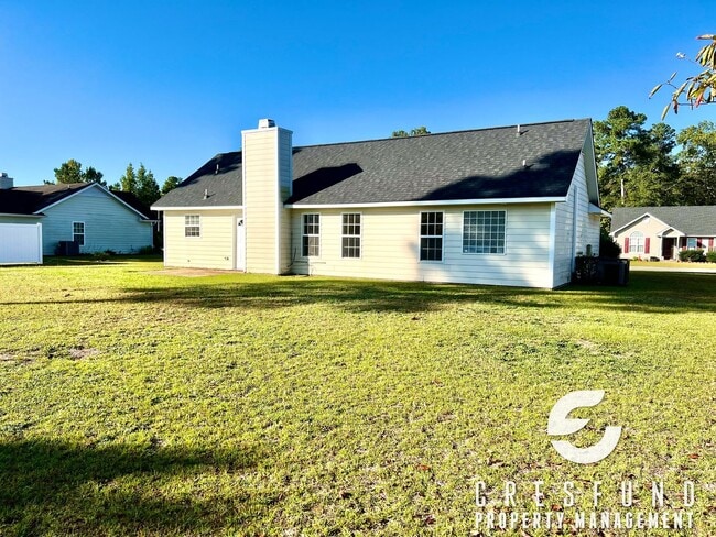 Building Photo - Located 20 minutes from Ft. Bragg! 3 Bed, 2 Bath - READY FOR MOVE IN TODAY!