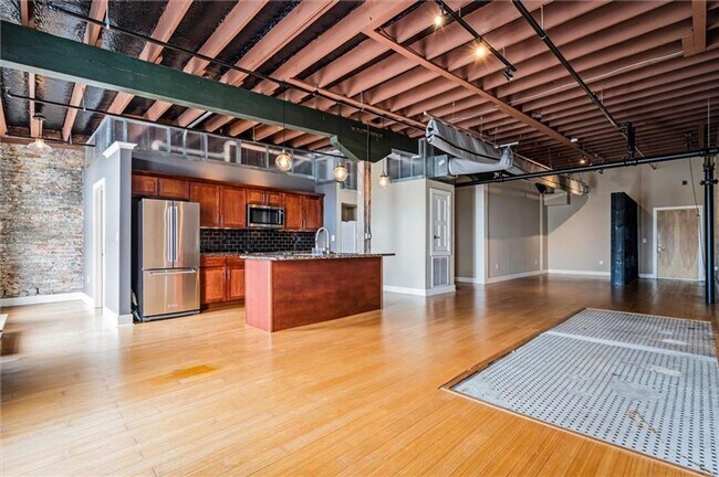Building Photo - DOWNTOWN LIVING AT ITS FINEST!